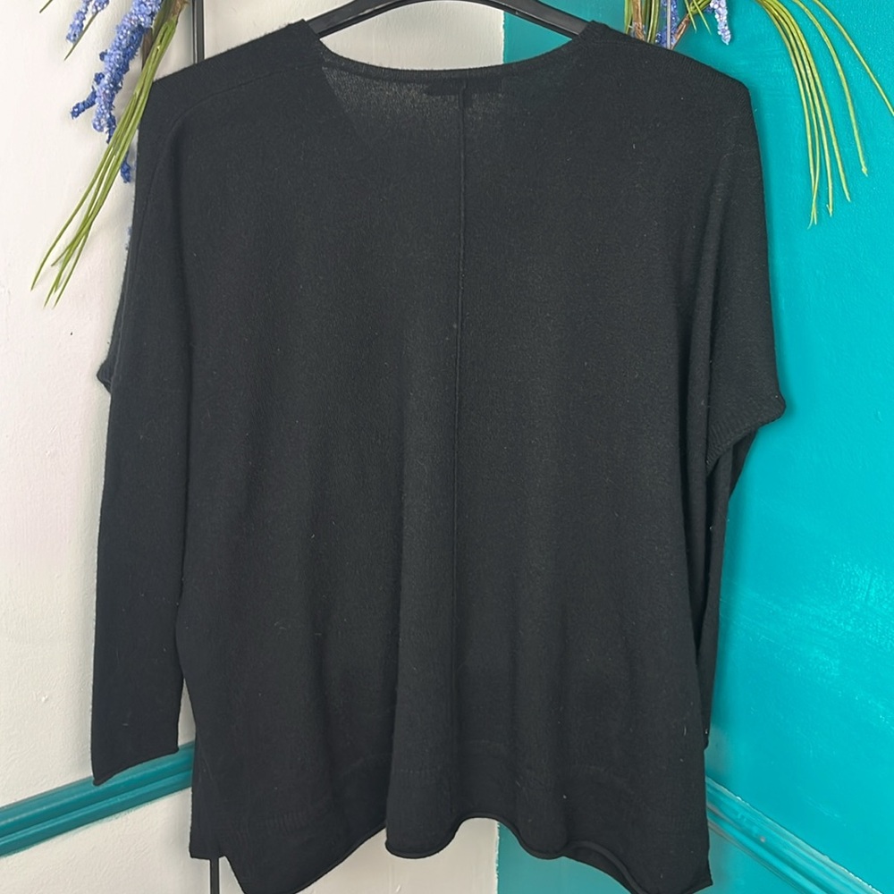 100% Cashmere sweater black oversized with slit sides V neck